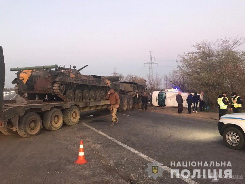В Одесской области тягач с военной техникой столкнул с трассы микроавтобус (фото)