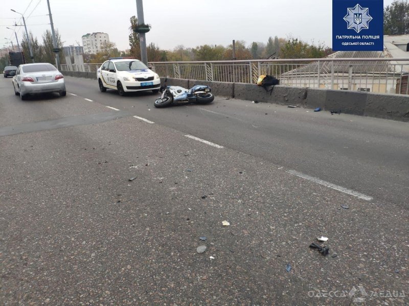 Утром на Ивановском мосту мотоцикл врезался в два автомобиля (фото)