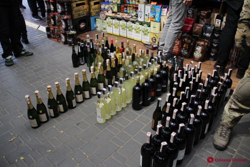 На “Книжке” СБУ конфискует импортное шампанское, пиво и вино