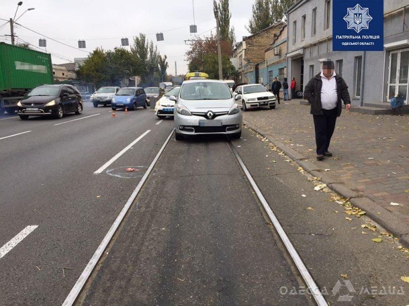 В Одессе на Атамана Головатого сбили пешехода, переходившего дорогу в неположенном месте (фото)