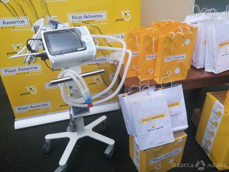 Украинский олигарх передал одесситам два аппарата ИВЛ для больных COVID-19 (фото)