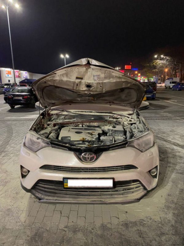 В Одессе возле «Эпицентра» подожгли машину известному адвокату