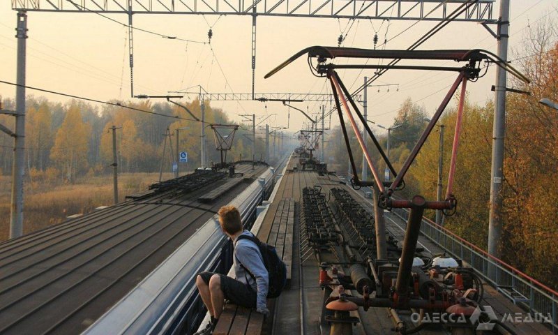 Решил сделать «селфи»: на железнодорожной станции «Одесса-Восточная» подростка сильно ударило током