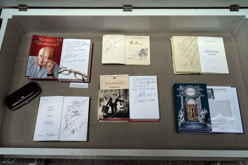 В Одесском музее выставили подарки Михаила Жванецкого (фото)