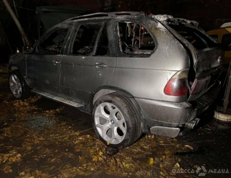 В Одессе на территории АТП горел BMW X5