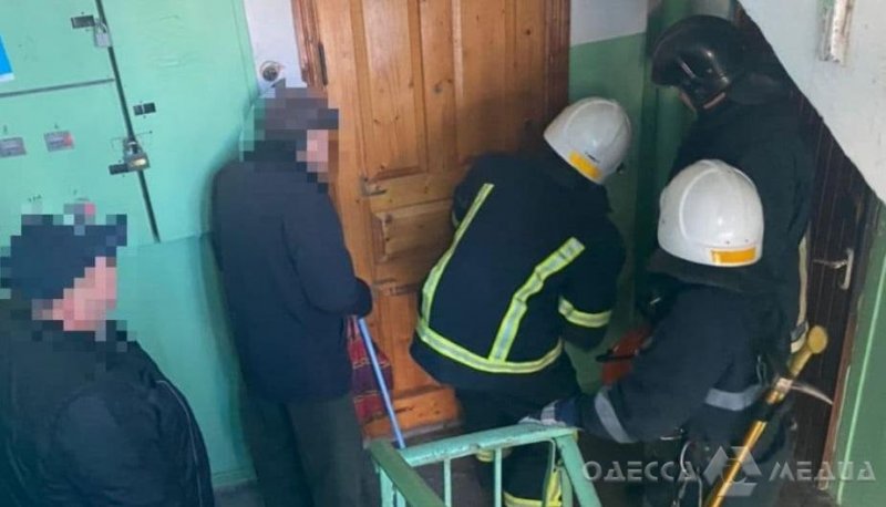 Пожилая одесситка застряла у себя в квартире: патрульная полиция и спасатели прибыли на помощь