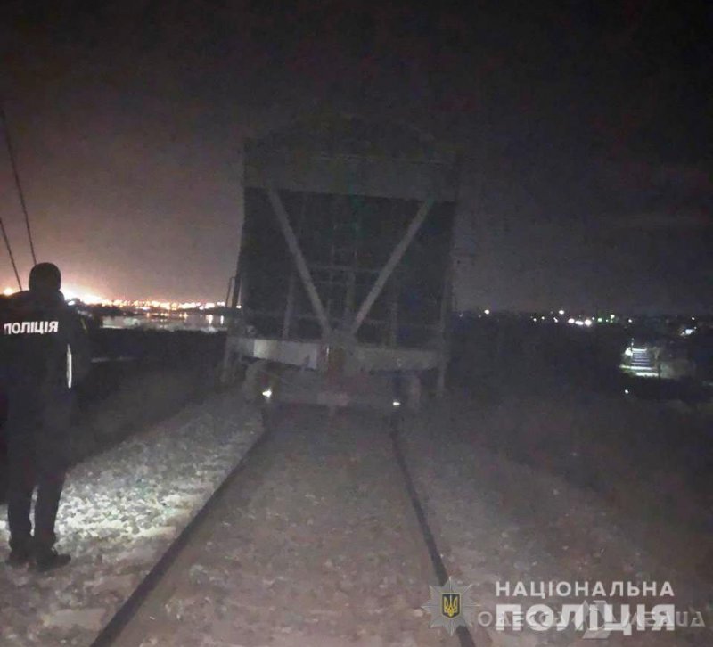 Ночью возле станции «Сухой лиман» житель Винницы лёг под колеса поезда (фото)