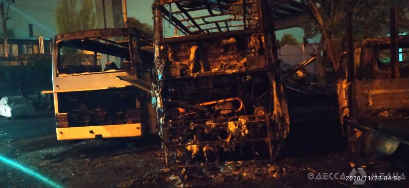 Пожар на автостоянке в Одессе: сгорели два автобуса и эвакуатор (фото)