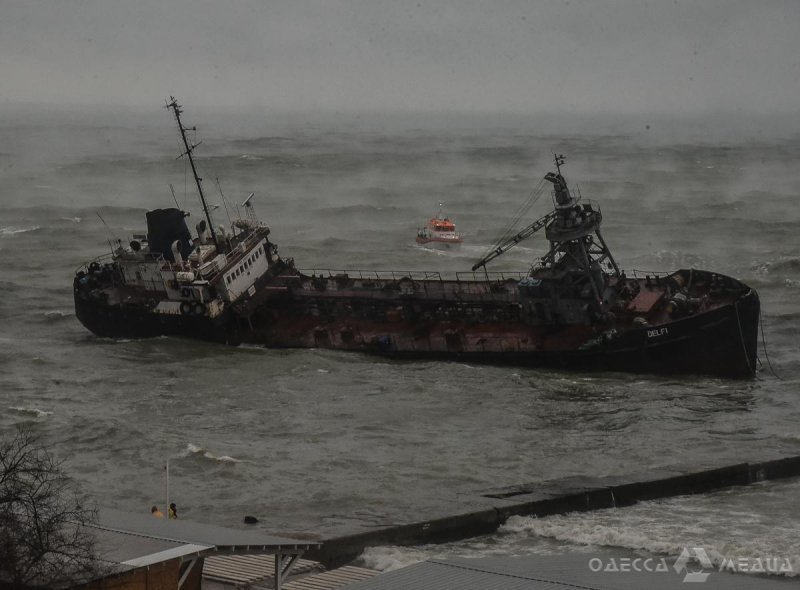 Блеск и нищета украинской власти - к юбилею появления Delfi - как танкер 9 месяцев пытались куда-то убрать (фото)