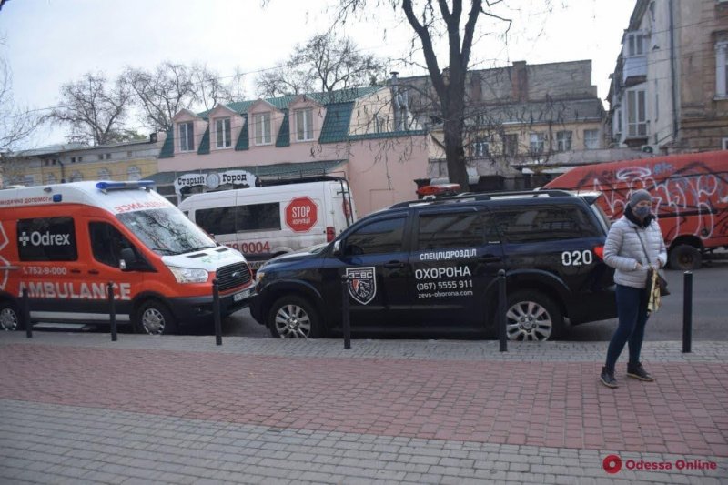 Частная охрана не пускает журналистов на выборы ректора в одесском Медине