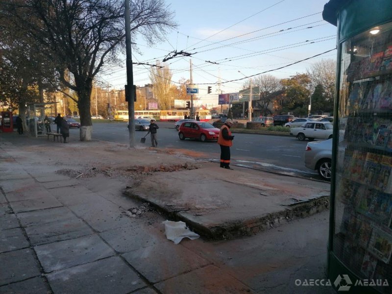 В Одессе на площади Толбухина снесли очередной «нахалстрой» (фото)