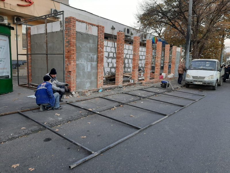 В Одессе на площади Толбухина снесли очередной «нахалстрой» (фото)