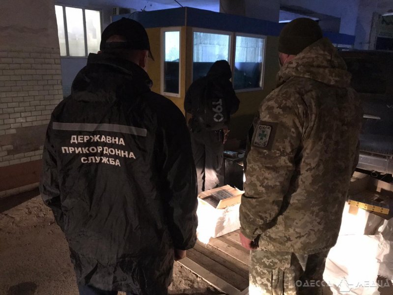 «Не знал, что в коробках»: житель Одесской области попался на контрабанде (фото, видео)