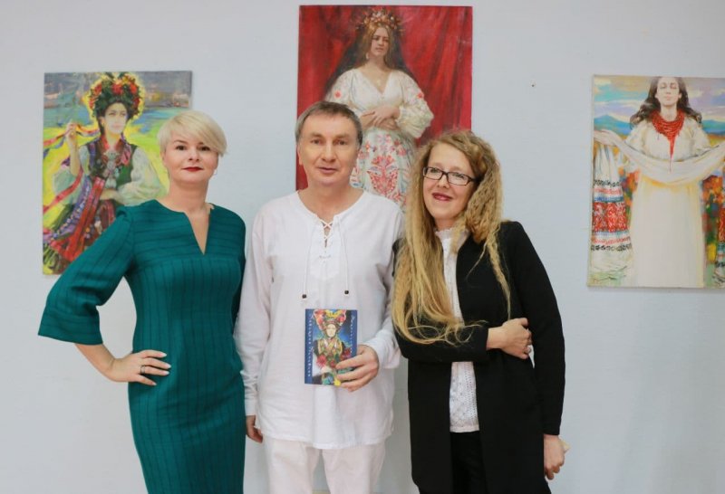 Катерина Билетина провела авторскую экскурсию своей выставки «Украинский портрет» в пресс-центре «Одесса-Медиа»