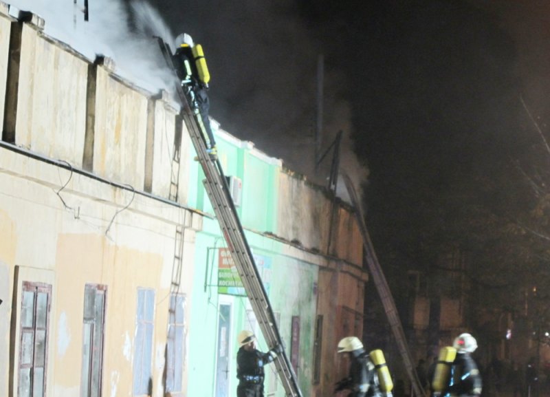 Одесские спасатели полтора часа тушили пожар в доме на Малой Арнаутской (фото)