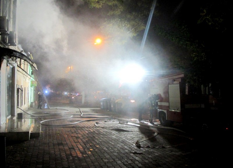 Одесские спасатели полтора часа тушили пожар в доме на Малой Арнаутской (фото)