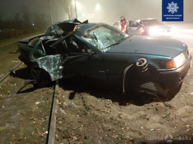 В Одессе 22-летний водитель BMW врезался в столб: пассажирка умерла в больнице (фото)