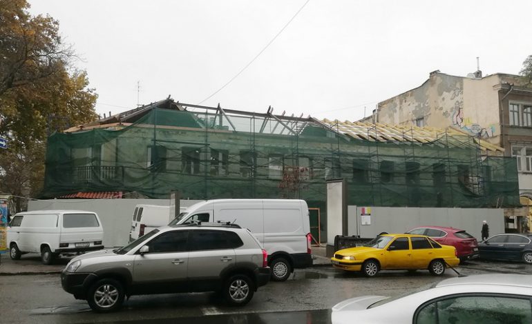 Потеряло свой облик самое старое здание в Одессе (фото)