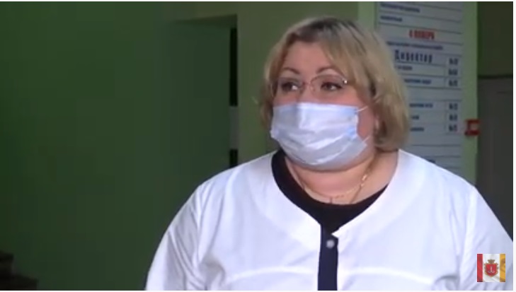 В Одессе родственники заболевших коронавирусом прорываются в больницу (видео)