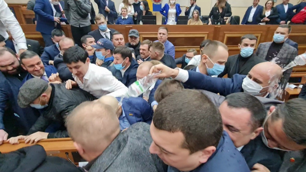 Депутаты Одесского облсовета подрались на первой сессии (видео)