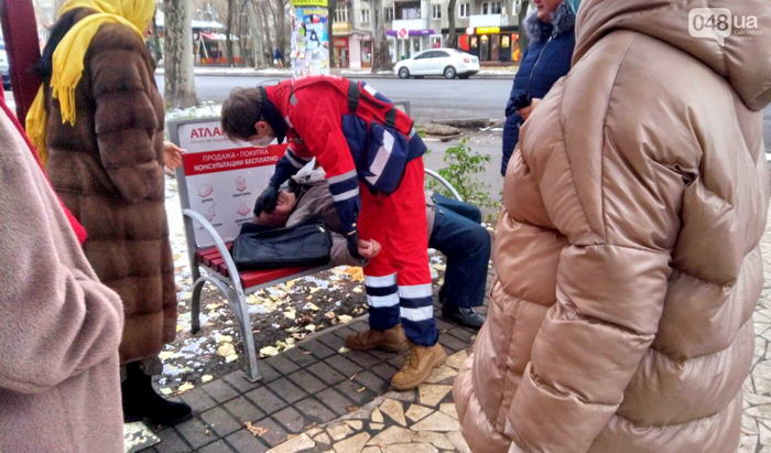 На проспекте Шевченко мужчина умер на скамейке в ожидании скорой