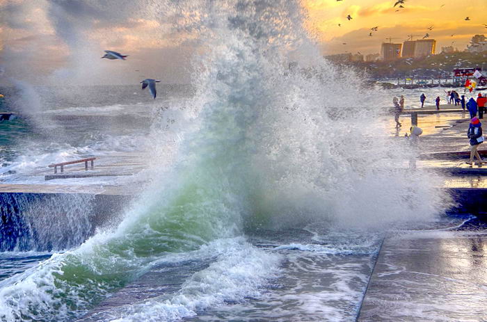 Как выглядит первый зимний шторм на одесских пляжах (фото)
