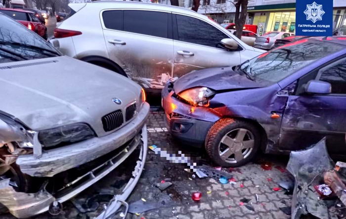 На Таирова водитель BMW потерял управление и врезался в три автомобиля
