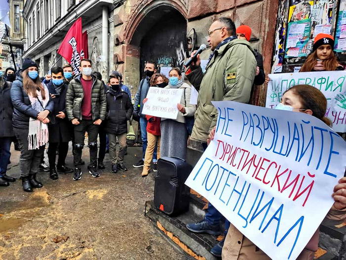 Одесситы вышли на протест против сноса исторических зданий на Ришельевской