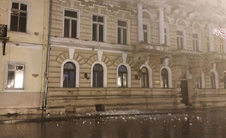 В центре Одессы обвалился карниз с известного памятника архитектуры