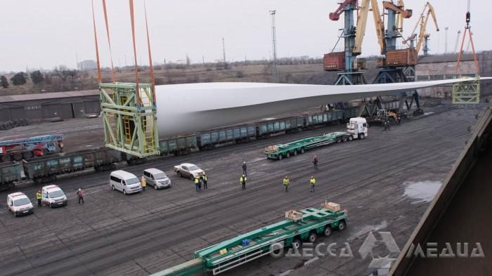 Судно с лопастями ветрогенераторов впервые принял порт под Одессой (фоторепортаж)