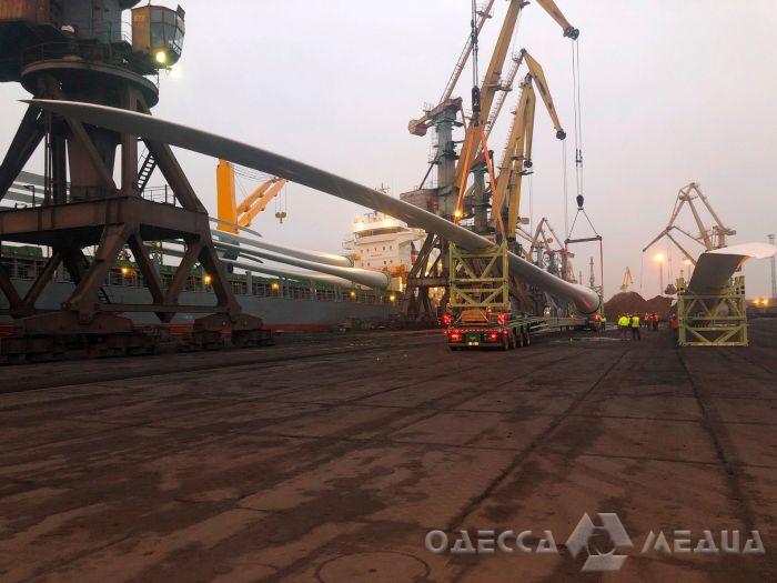Судно с лопастями ветрогенераторов впервые принял порт под Одессой (фоторепортаж)