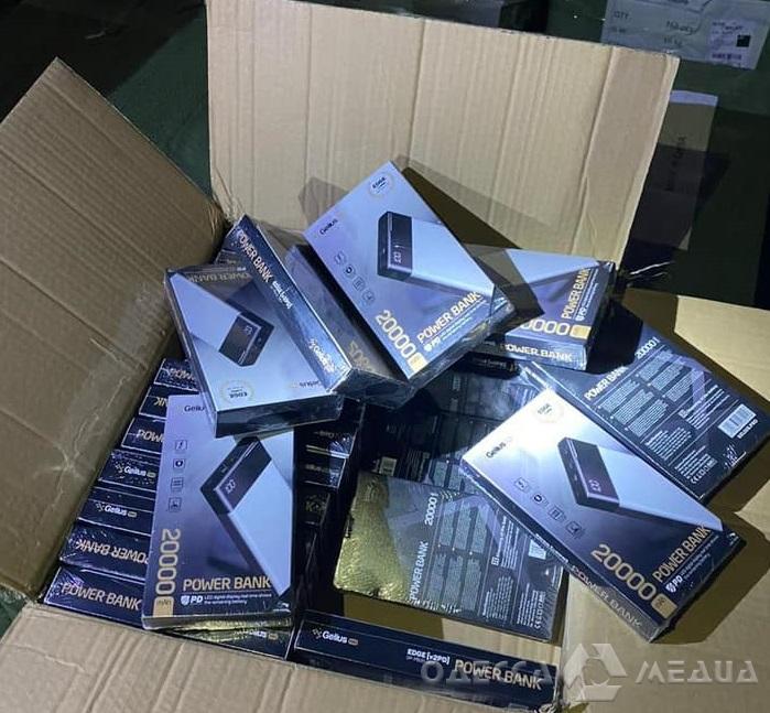 В Одесском порту таможенники остановили незаконную поставку мобильных аксессуаров на 10 млн гривен (фото)