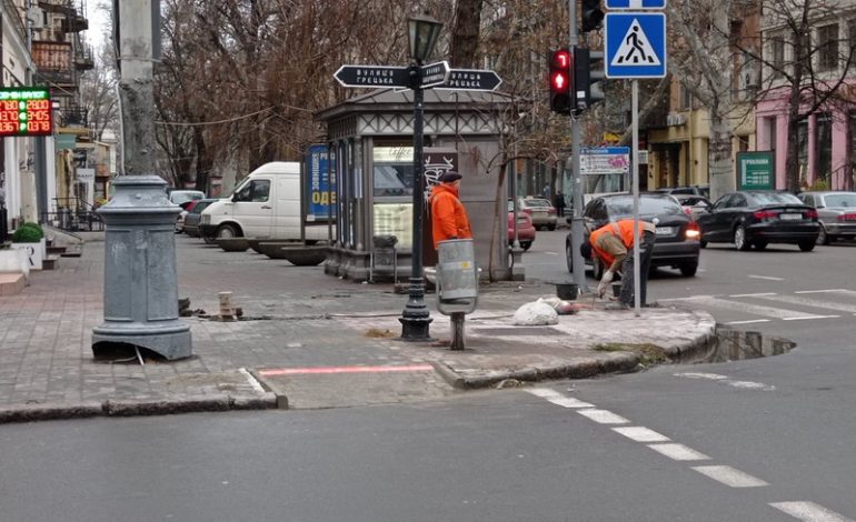 В Одессе устанавливают очередной «лежачий» светофор (фото)
