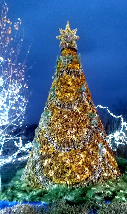 В городе под Одессой установили рекордную елку из осенних листьев (фото)