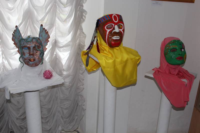 В Измаиле открылась выставка новогодних масок и игрушек «Сказочный вернисаж»