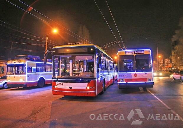 По центральным улицам Одессы проехал новогодний парад троллейбусов