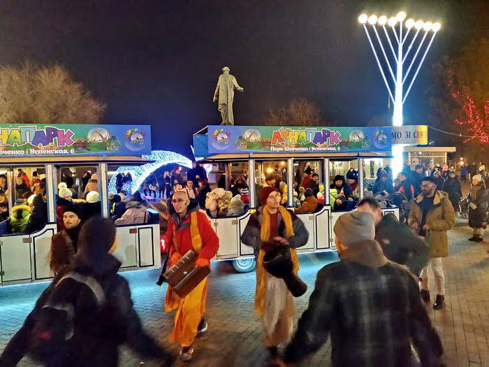 В Одессе зажгли главную елку города: открылась ярмарка и карусель