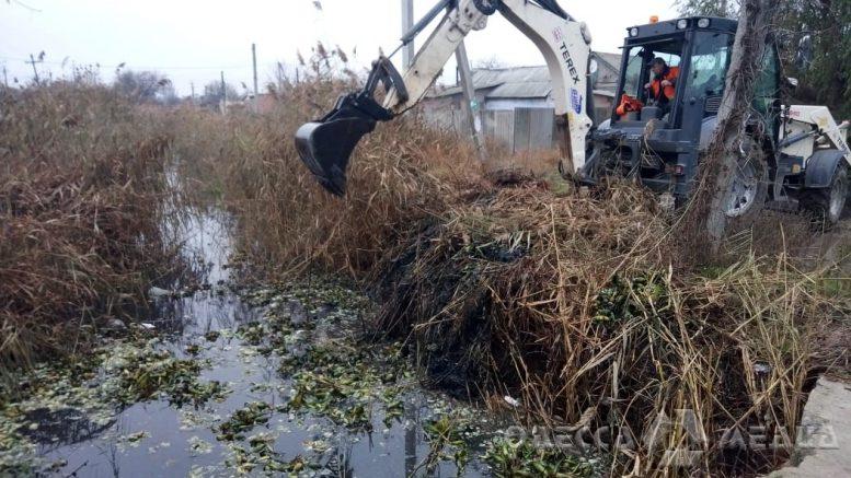 Румынский канал на Большевике в Одессе расчищают коммунальщики (фото)