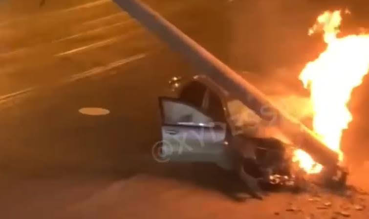 На Большом Фонтане автомобиль врезался в столб и загорелся