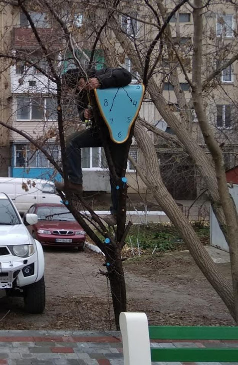 В городе под Одессой появились “плавленые часы” в стиле Дали (фото)