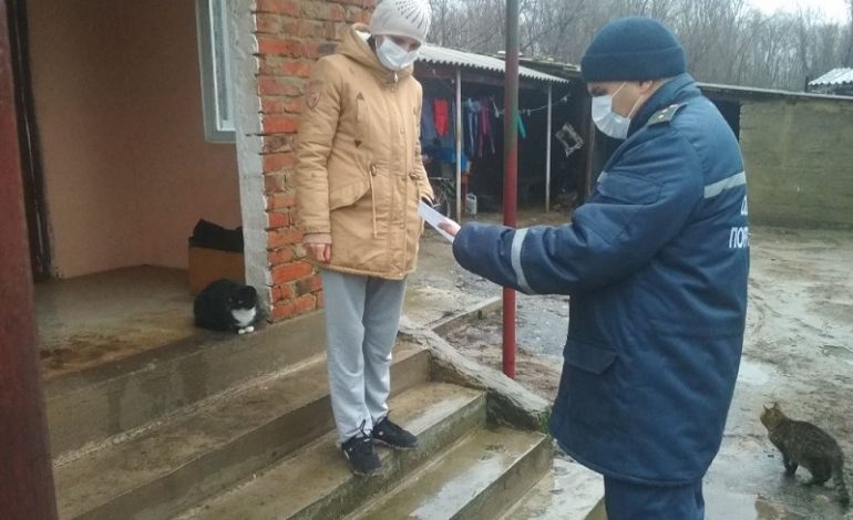 В Тарутинском районе спасатели обходят дома