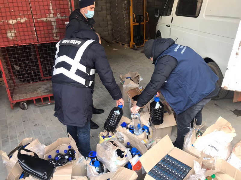 В Одесской области пограничники выявили суррогатный алкоголь и безакцизный табак почти на полмиллиона гривен (фото)