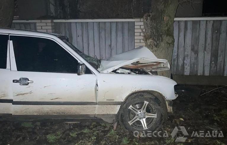 В Одесской области водитель Mercedes-Benz врезался в дерево: один погибший, трое пострадавших