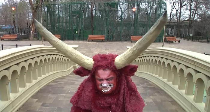 Директор одесского зоопарка снялся в клипе про наступающий год быка