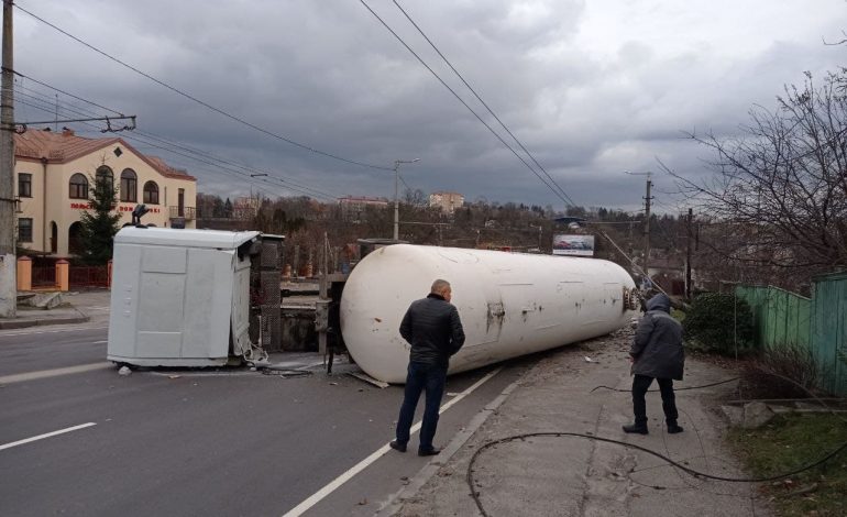 В Житомире перевернулась автоцистерна с газом, полиция эвакуировала людей из близлежащих домов