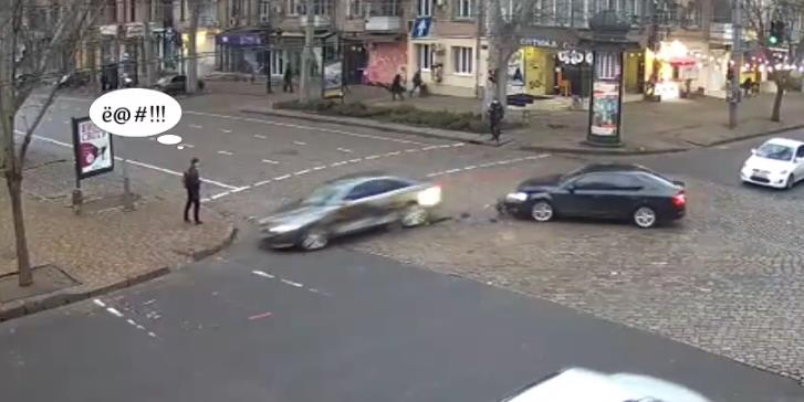 Пешеходу на Пушкинской повезло – из-за ДТП его едва не сбили (видео)