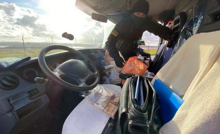 Дальнобойщик попытался провезти на паромном комплексе «Орловка» более 33 тысяч евро