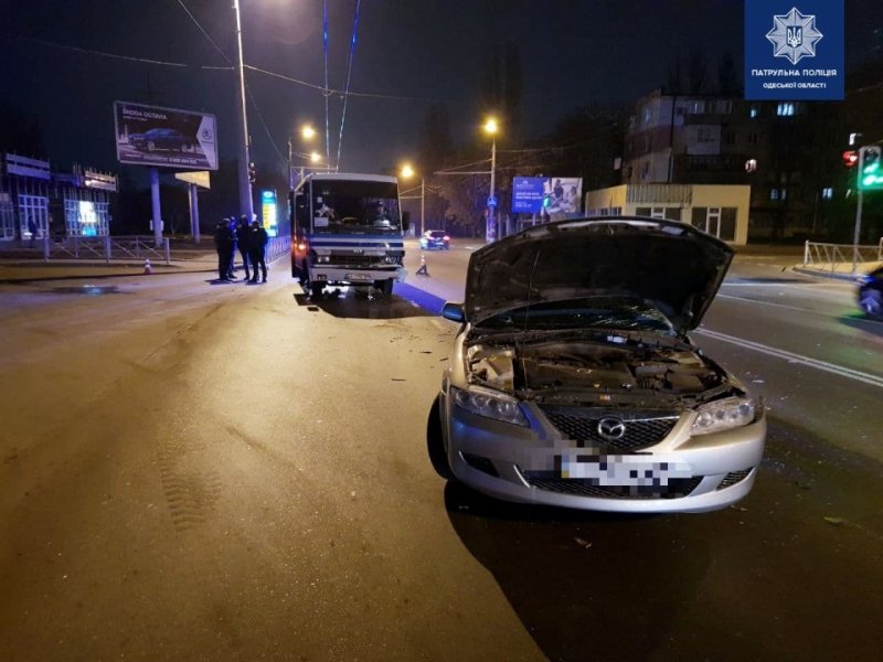 На Черемушках автобус не разминулся «Маздой»: двое пострадавших находятся в больнице (фото)