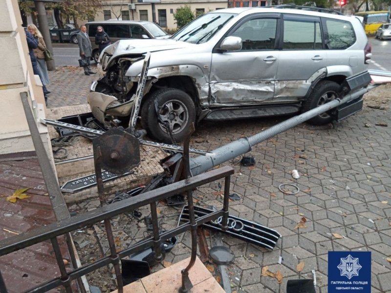 В центре Одессы автомобиль Toyota снёс светофор и залетел на ступеньки магазина (фото)
