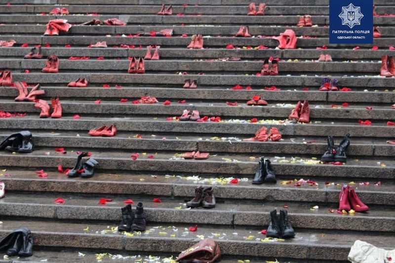 На Потемкинской лестнице появилась сотня пар женской обуви красного цвета (фото)